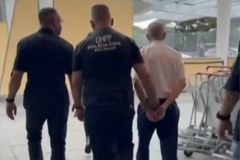 Piloto preso por liderar rede de abuso sexual dizia abertamente gostar de crianças