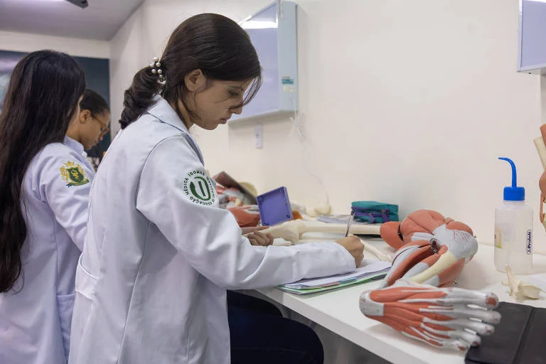 Governo Lula revoga edital para abertura de novos cursos de medicina