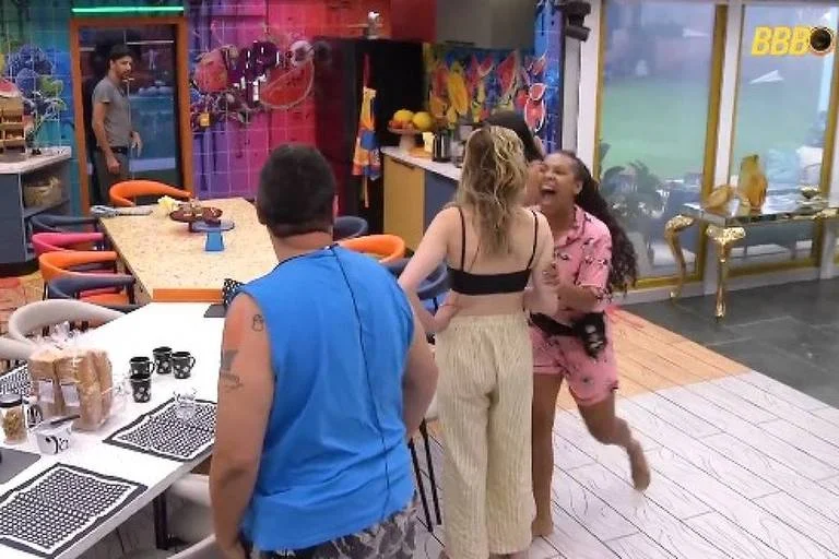 Internautas pedem expulsão de Sol após contato físico com Ana Paula no BBB 26