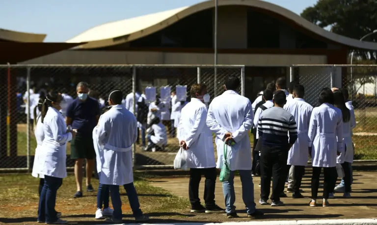 MEC revoga edital para criação de cursos particulares de medicina