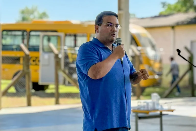 Governo municipal entrega ônibus escolar zero quilômetro a estudantes da REME