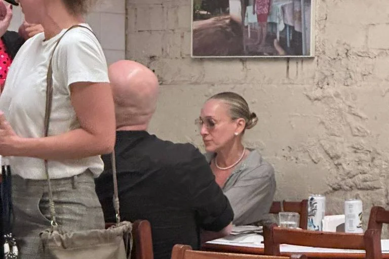 Sarah Jessica Parker visita restaurante no Rio e prova churrasco com caipirinha