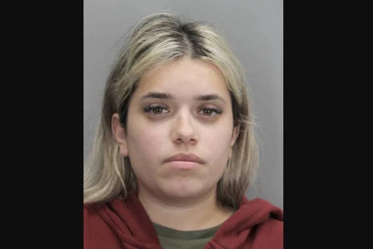 Babá brasileira recebe pena máxima nos Estados Unidos por participação em duplo homicídio