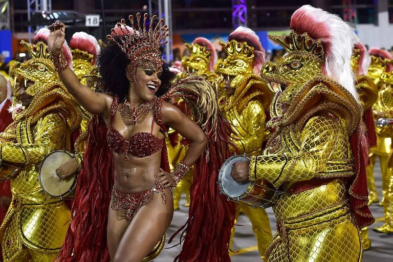 Desfiles de São Paulo unem luxo e tecnologia em noite com atrasos