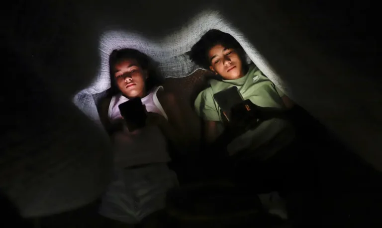 Estudo indica que vídeos curtos afetam o desenvolvimento infantil e o envolvimento escolar