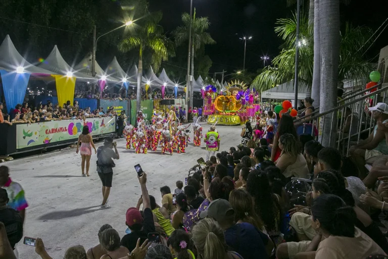 Carnaval em Corumbá segue com cinco escolas encerrando desfiles na Passarela