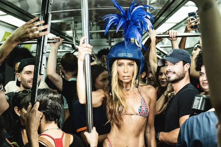 Adriane Galisteu realiza ensaio de carnaval no metrô do Rio de Janeiro