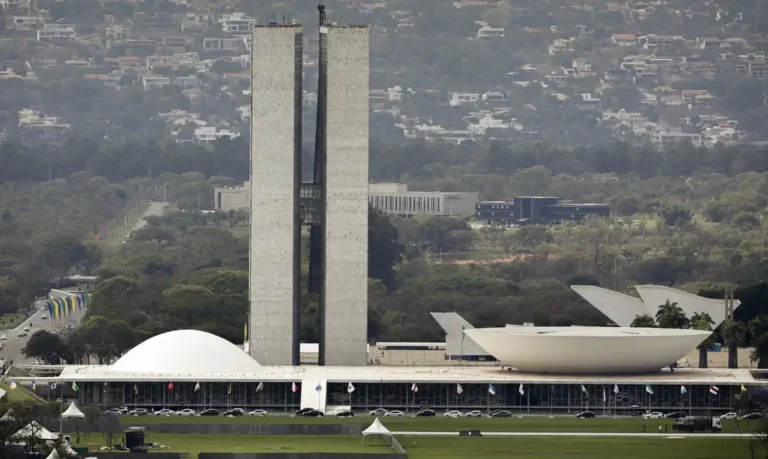 Lula sanciona reajuste salarial para cargos do Legislativo com vetos