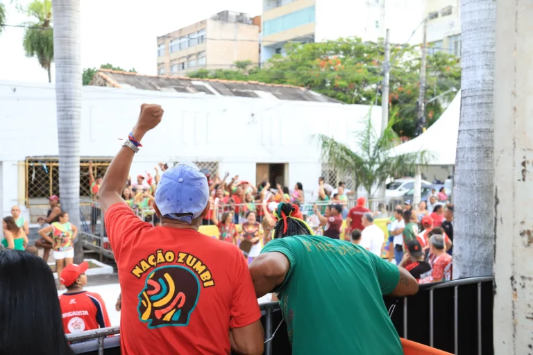 Nação Zumbi é campeã dos blocos com homenagem a Juruna Mestre-Sala