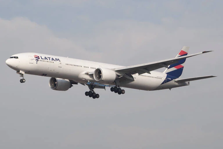 Investigação aponta superaquecimento de motor em decolagem abortada por Boeing 777 da Latam