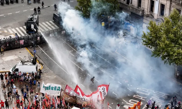 Reforma trabalhista da Argentina é aprovada e amplia jornada para 12 horas