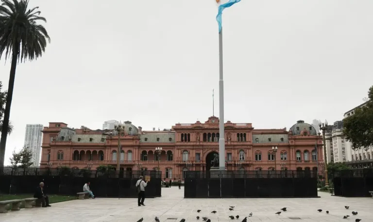 Reforma trabalhista de Milei é criticada por aumentar lucros e reduzir direitos