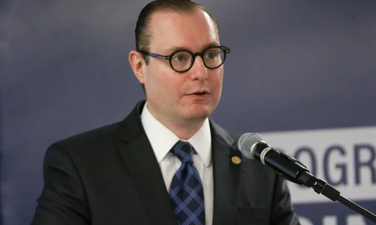 Ministro Zanin autoriza empresária a permanecer em silêncio na CPMI do INSS