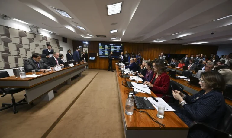 Senadores cobram a CVM por suposta omissão no caso do Banco Master