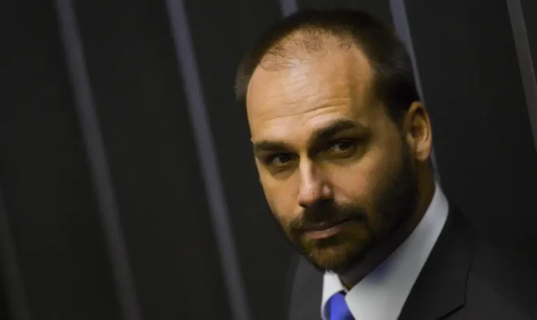 Alexandre de Moraes determina notificação de Eduardo Bolsonaro em ação penal