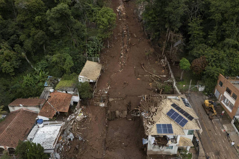 Risco de deslizamento força evacuação de escola usada como abrigo em Minas Gerais
