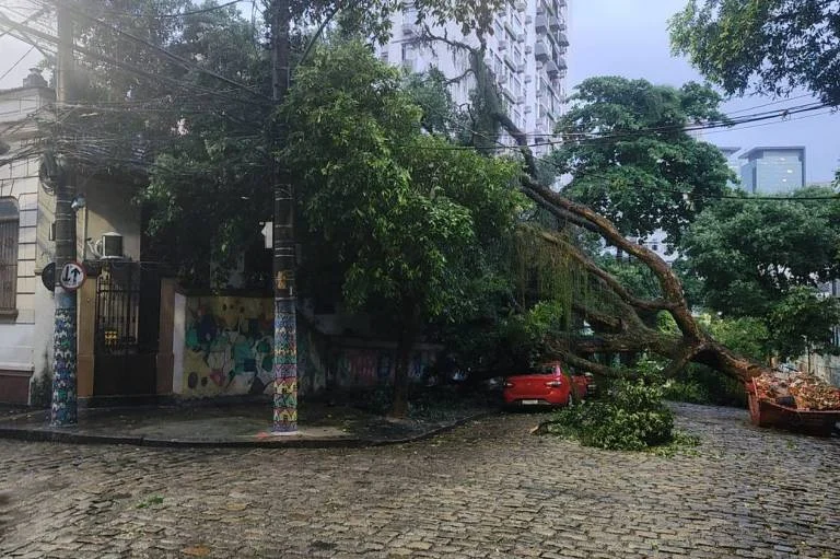 Temporal em Angra dos Reis deixa quase 400 desalojados e fecha rodovia