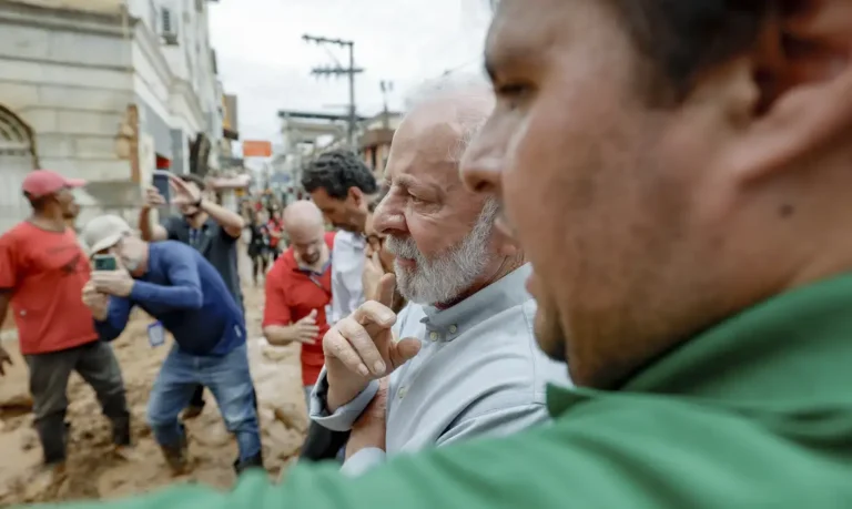 Perdas materiais serão recompostas, diz Lula em visita a municípios de Minas Gerais