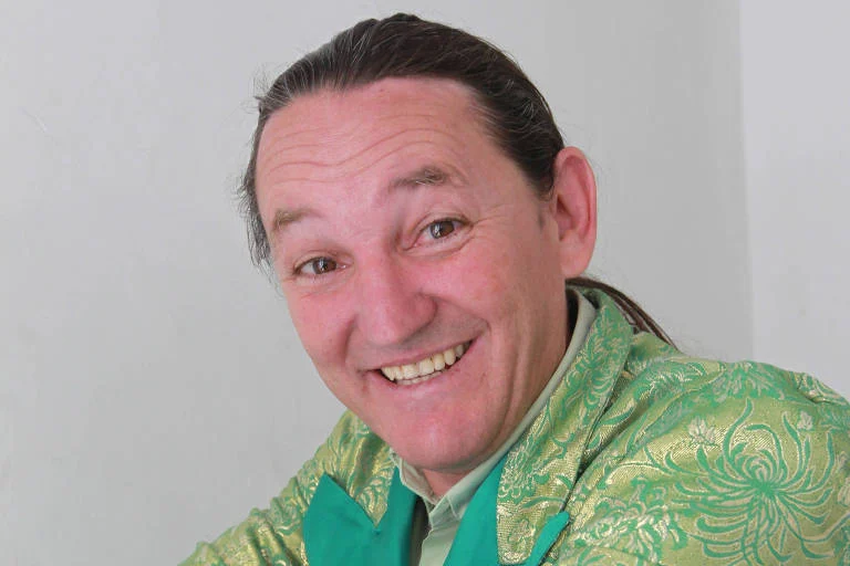 Estado de Saúde de Marquito Inspira Cautela; Comediante Permanece na UTI Após Procedimento Cirúrgico