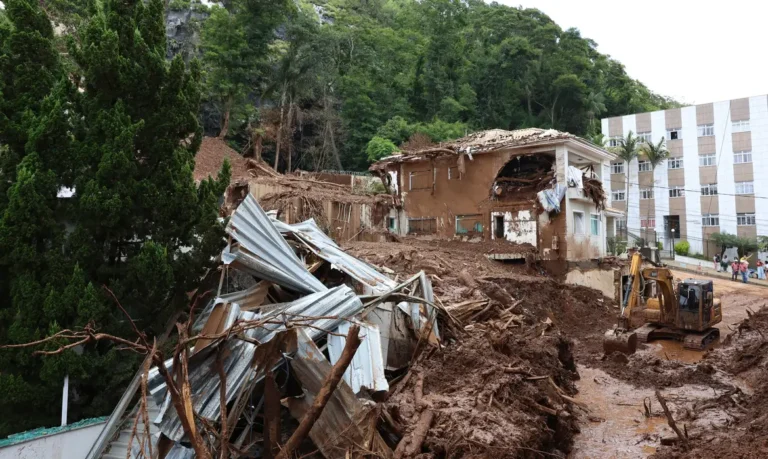 Lula sobrevoa áreas atingidas por chuvas em Minas e acompanha apoio federal
