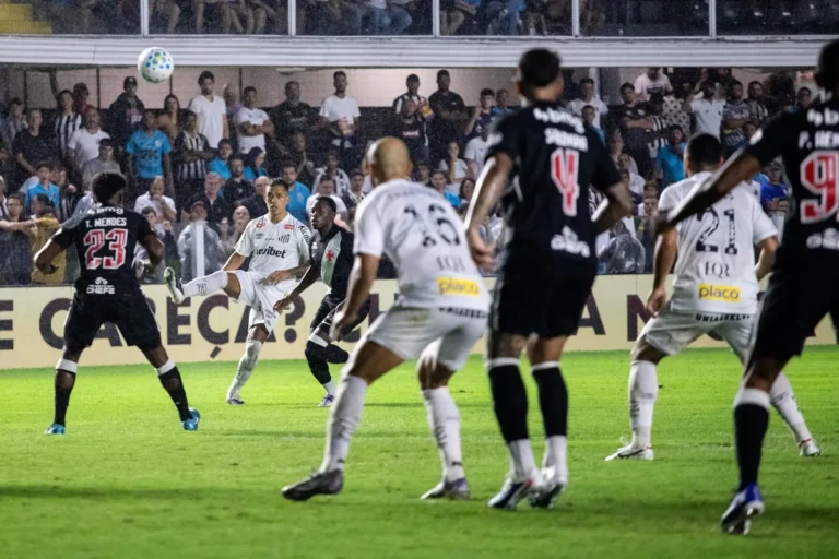 Neymar comemora gol pelo Santos contra o Vasco no Campeonato Brasileiro