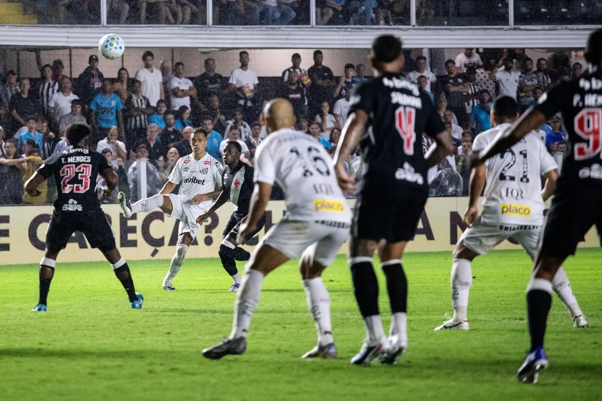 Neymar comemora gol pelo Santos contra o Vasco no Campeonato Brasileiro