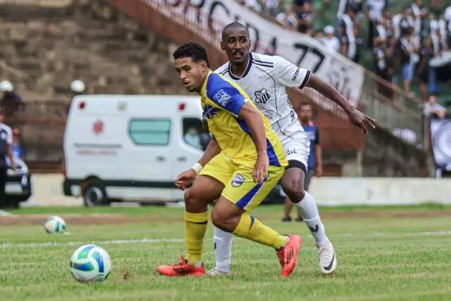 Jogadores do Operário-MS comemorando gol em partida do Campeonato Sul-Mato-Grossense, simbolizando a liderança invicta e o melhor ataque do time.