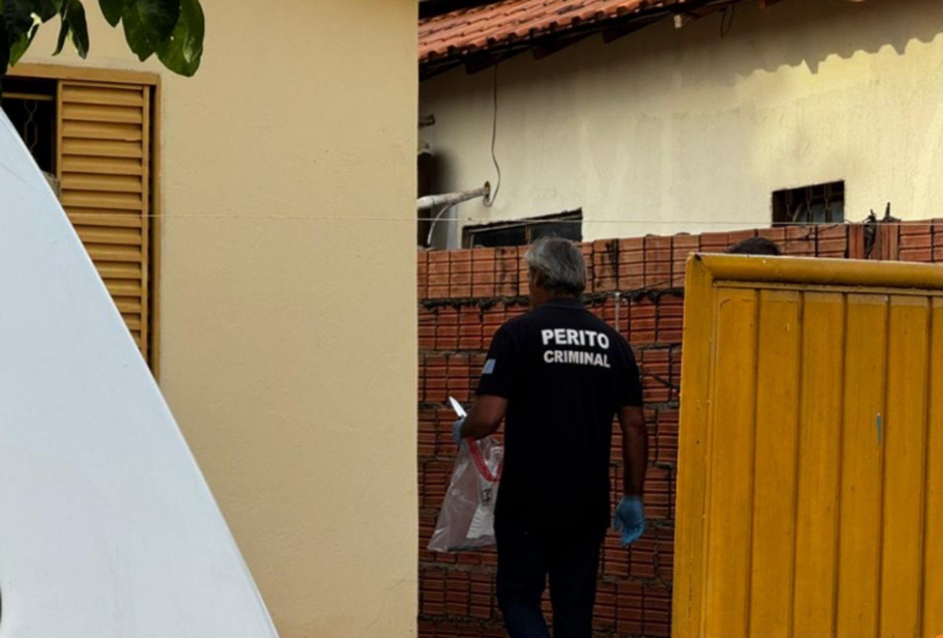 Cena de investigação policial em Coxim relacionada a feminicídio
