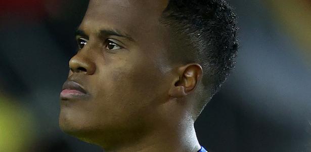 Jhon Arias comemora sua chegada ao Palmeiras, vestindo a camisa do clube.