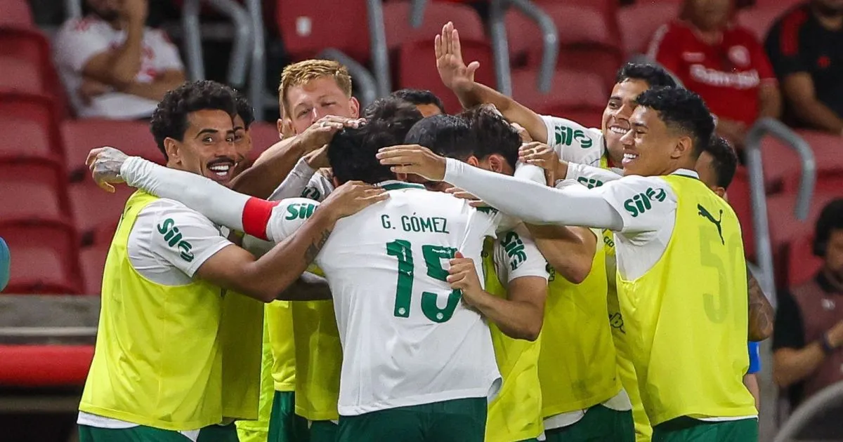 Jogadores do Palmeiras comemoram gol contra o Internacional no Brasileirão