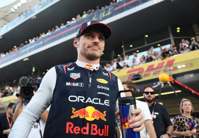 Pilotos de Fórmula 1 discutindo em grupo no grid antes de uma corrida