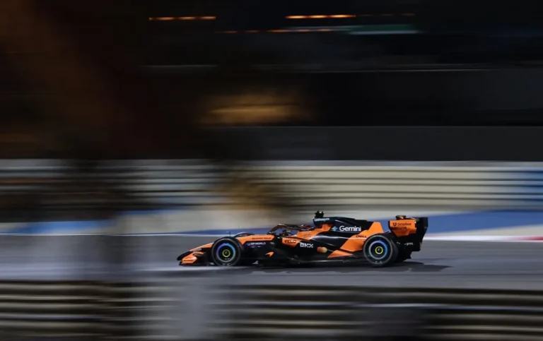 Carros de Fórmula 1 da McLaren e Aston Martin em ação durante testes de pré-temporada no Bahrein.