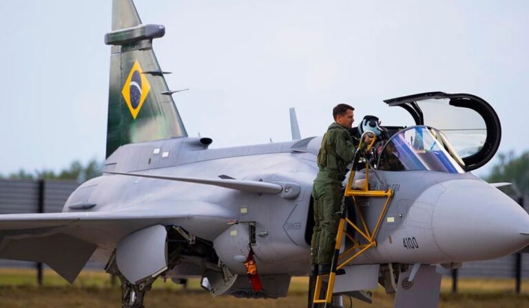 Caça supersônico F-39 Gripen com insígnia da FAB sobrevoando o Brasil.