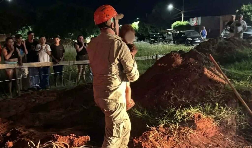 queda crianca2 criança cai em buraco em Ivinhema