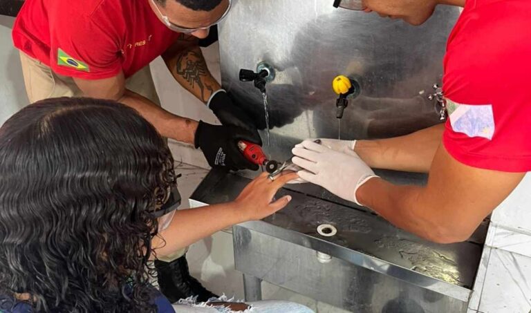 Bombeiros retiram anel preso do dedo de adolescente em Corumbá