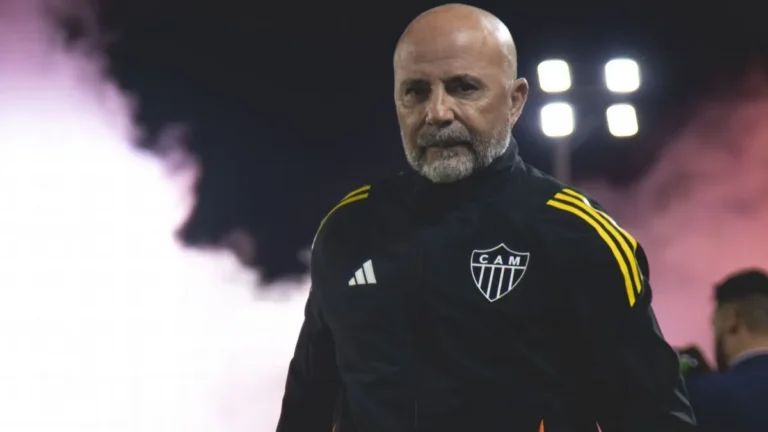 Jorge Sampaoli em campo, técnico demitido do Atlético-MG