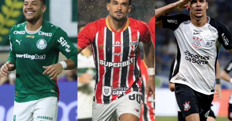 Jogadores de Palmeiras, São Paulo e Corinthians comemorando juntos em um campo de futebol