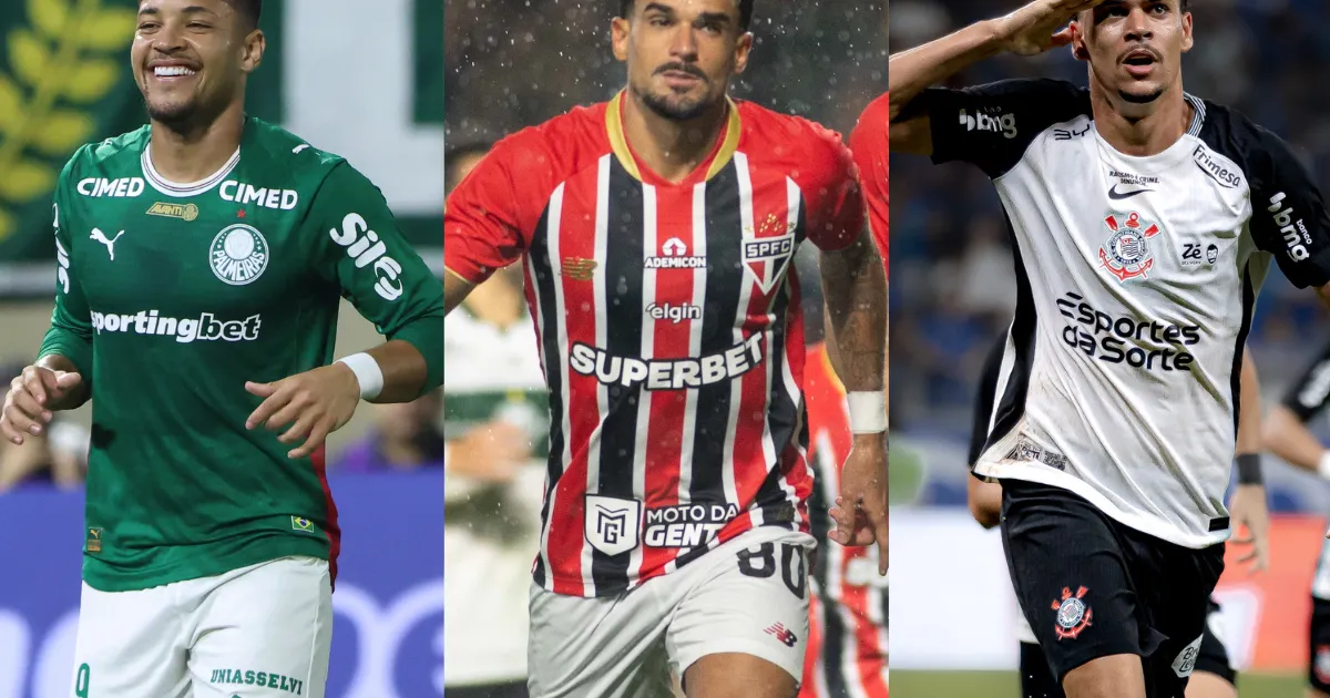 Jogadores de Palmeiras, São Paulo e Corinthians comemorando juntos em um campo de futebol