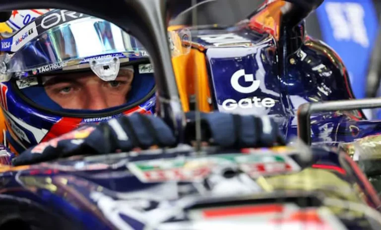 Max Verstappen em um carro de Fórmula 1, com expressão séria