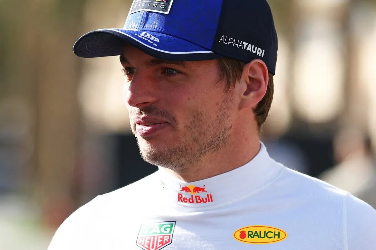 Max Verstappen em coletiva de imprensa expressando preocupação sobre o futuro na F1