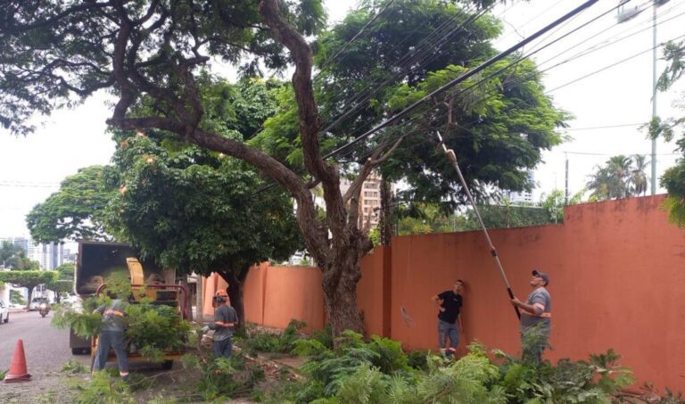 Mesmo com chuva, equipes mantêm serviços de limpeza na Capital