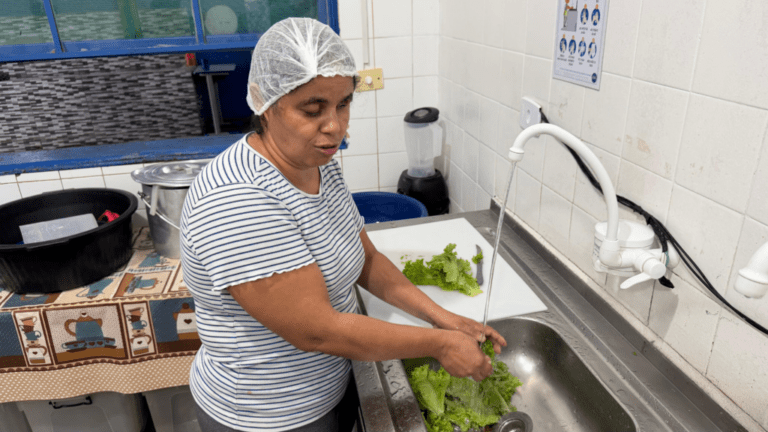 Na cozinha da escola, Luzia transforma trabalho em exemplo de inclusão 