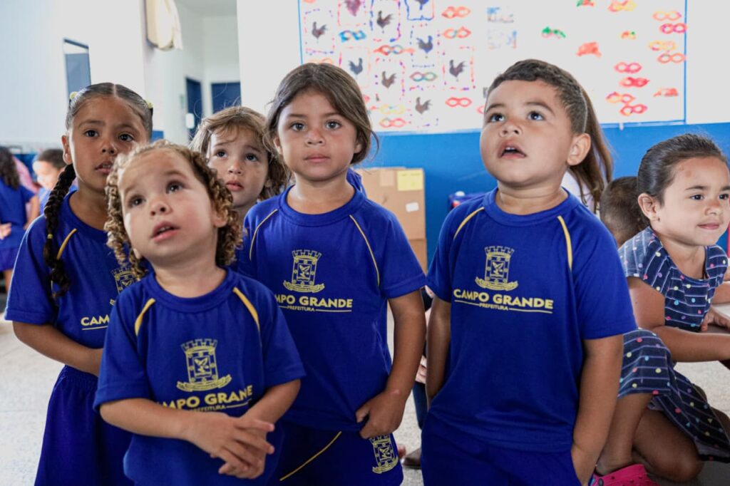PrefCG distribui kits escolares para 100 mil estudantes 