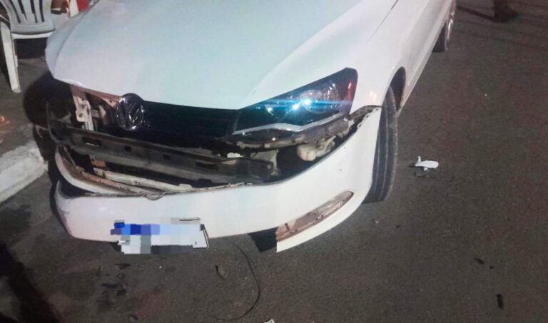 Carro bate em veículo estacionado e deixa duas mulheres feridas em Corumbá