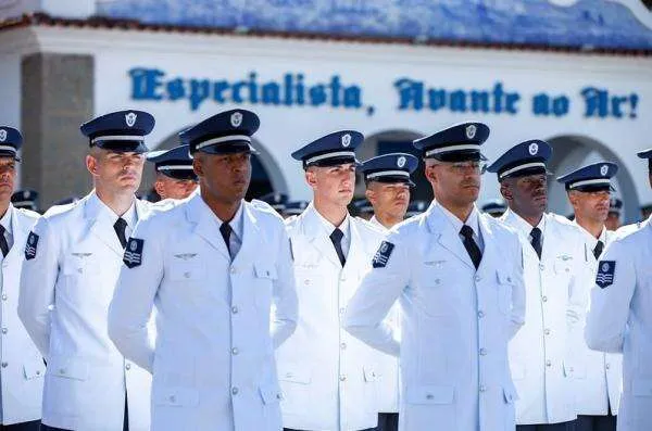 Jovem sargento da Aeronáutica em uniforme com base aérea ao fundo, representando a carreira militar.