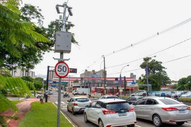 Radar de trânsito fiscalizando velocidade em avenida de Campo Grande