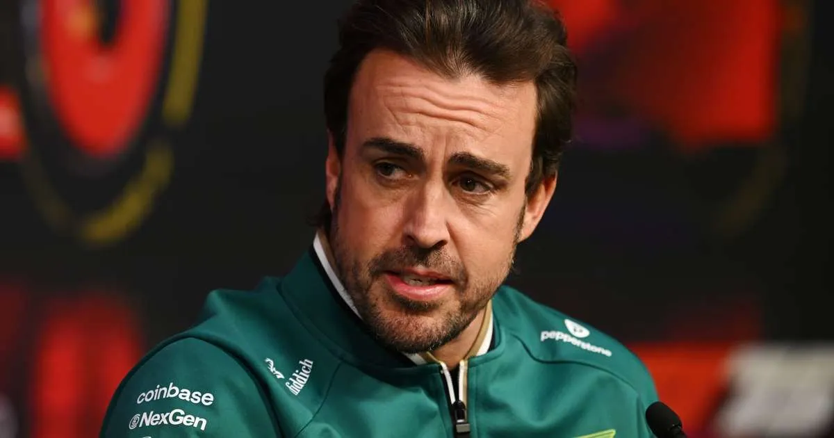 Fernando Alonso da Aston Martin em dia de GP