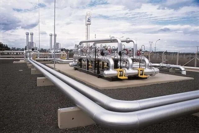 Gasoduto de gás natural em paisagem industrial, representando a autorização da ANP para movimentação em Corumbá, MS.
