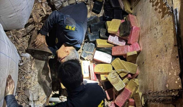 PRF apreende 182 kg de cocaína em fundo falso de caminhão na BR-262 em Corumbá