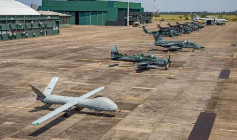 Aeronaves militares de diversas nações em formação durante o exercício Cooperación XI em Campo Grande.